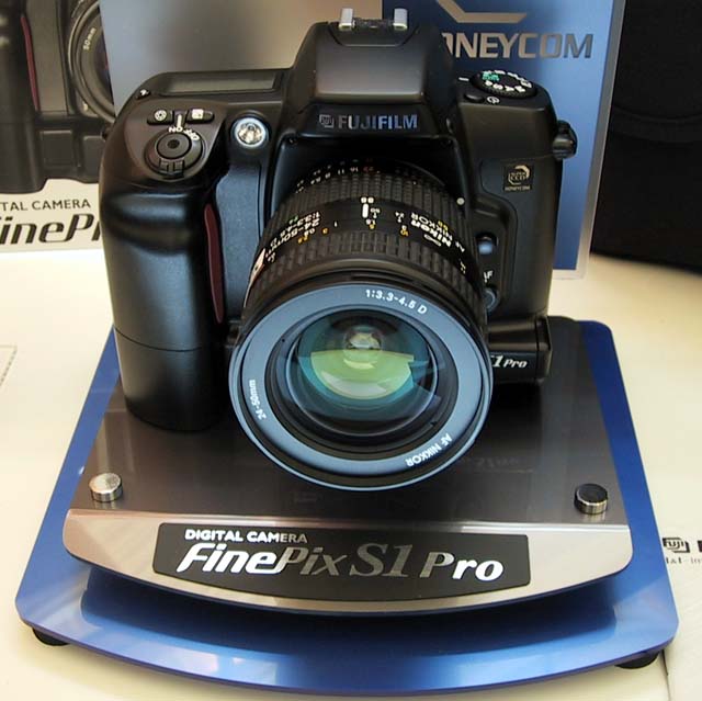 富士フイルム、340万画素一眼レフデジカメ「FinePix S1 Pro」