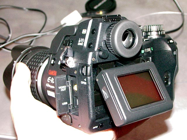 オリンパス、400万画素デジタル一眼レフカメラ「CAMEDIA E-10」