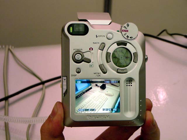富士フイルム、ポルシェデザインの縦型デジタルカメラ「FinePix6800Z」