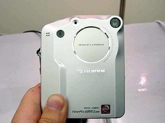 富士フイルム、ポルシェデザインの縦型デジタルカメラ「FinePix6800Z」