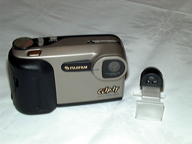 富士フイルム、デジタルカメラの新機種「DS-8」発表