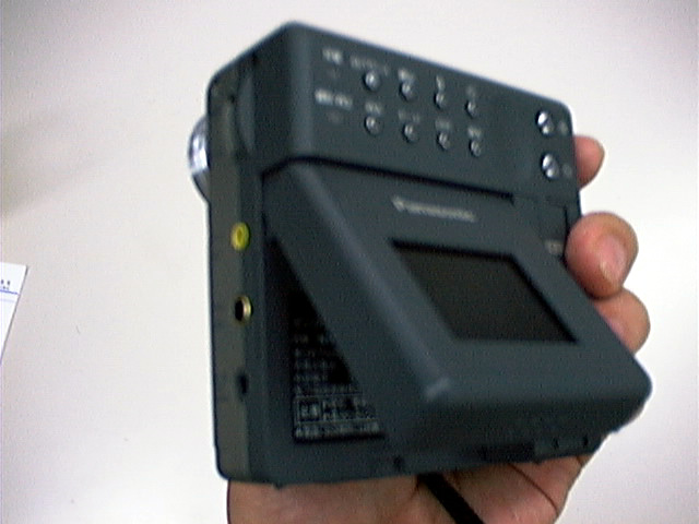 松下、回転式レンズ搭載のDVCと、コンパクトフラッシュ採用のデジタルスチルカメラを発表