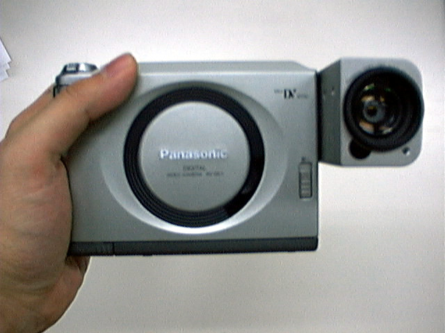 松下、回転式レンズ搭載のDVCと、コンパクトフラッシュ採用のデジタルスチルカメラを発表
