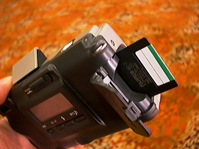 富士フイルム、液晶なしの小型軽量デジタルカメラ「DS-10」を発表
