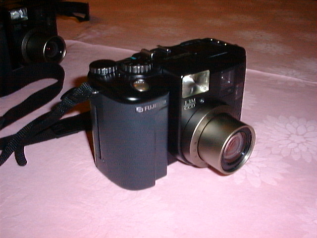 富士フイルム、液晶なしの小型軽量デジタルカメラ「DS-10」を発表