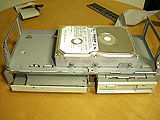 取り外したFD/CD-ROMドライブ部分にHDDを取り付け