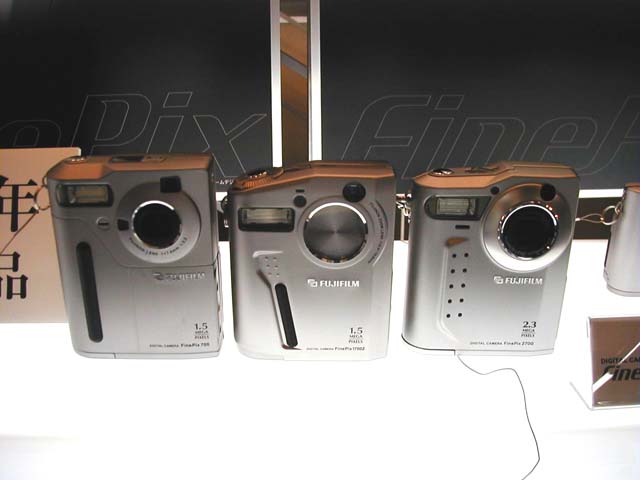 富士フイルム、光学3倍ズームを搭載した150万画素の縦型FinePix