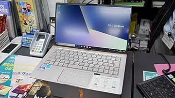 西川和久の不定期コラム】驚異の21時間駆動、13.3型モバイルノート