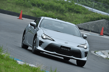 シチズン、TOYOTA 86とコラボした860本限定のクロノグラフ - PC Watch