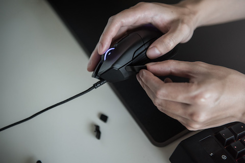 Razer ホイール重さ調整機能や親指dpi変更ボタンを備えたfpsマウス Pc Watch