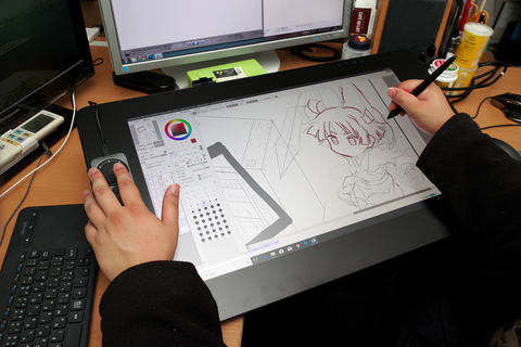 Hothotレビュー ワコムの4k液タブ Cintiq Pro 24 をプロ漫画家のざら先生に使わせてみる Pc Watch