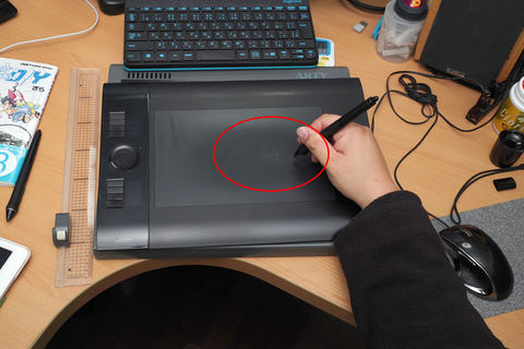 Hothotレビュー ワコムの4k液タブ Cintiq Pro 24 をプロ漫画家のざら先生に使わせてみる Pc Watch