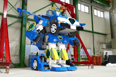 ヒト2人が乗ったまま車に変形できる人型ロボット J Deite Ride 公開 Pc Watch