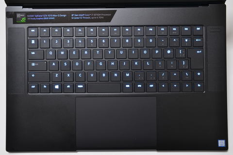 Hothotレビュー Geforce搭載で世界最小をうたう15 6型ゲーミングノート Razer Blade 15 新筐体で14型並のサイズ Cpu Gpuも強化で大幅に性能向上 Pc Watch