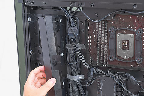 トレンドの光るpcはハデなだけではつまらない Diy Pc 08 マザー ケースの機能を活用して作るイルミネーションpc Pc Watch