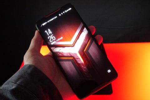 速報 2画面対応ゲーミングスマホ Rog Phone が11月23日に発売 Pc Watch