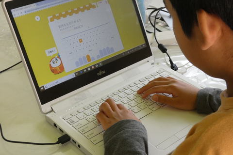 石井英男のデジタル探検隊 小5の息子に富士通の じぶんパソコン を半年間使わせてみた こどもに人気のマイクラやオンラインtcgゲームも快適に動作 Pc Watch