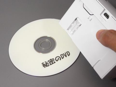 Hothotレビュー 手のひらサイズの超小型プリンタ Ricoh Handy Printer を試す 重量315g 垂直面にも印刷できるモノクロのインクジェットプリンタ Pc Watch