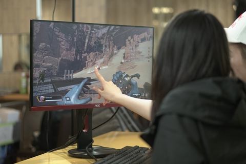 Pr ガチくん 黒田瑞貴さんが Aocの液晶 G2590px 11 をバトロワ 格闘ゲームで検証 2人が驚いたその性能 機能とは Pc Watch