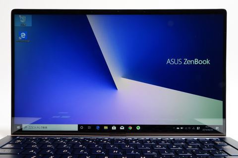 Hothotレビュー ディスプレイ内蔵タッチパッド採用の Zenbook 14 はモバイルに最適な2画面ノートpc Pc Watch