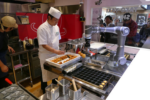セブン アイ たこ焼きとソフトクリームのロボットをフードコートで活用開始 Pc Watch
