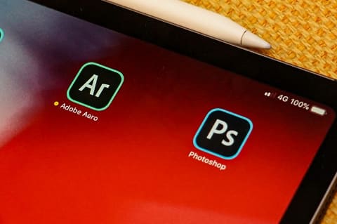 笠原一輝のユビキタス情報局 Photoshop Aero Illustratorという3つのipad用アプリが示すadobeソフトの方向性 Pc Watch