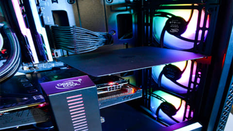 Deepcool ケース内にフィギュアを飾るためのl字型ブラケット Pc Watch