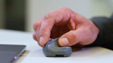 プレゼンターとしても使えるペンのように握る超小型マウス - PC Watch