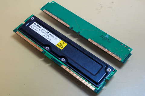 やじうまpc Watch 懐パーツ Intelの メモリ黒歴史 を象徴するマザーボード Intel Vc820 歴史的な失敗に終わったdirect Rdram採用pentium Iiiマザーボード Pc Watch