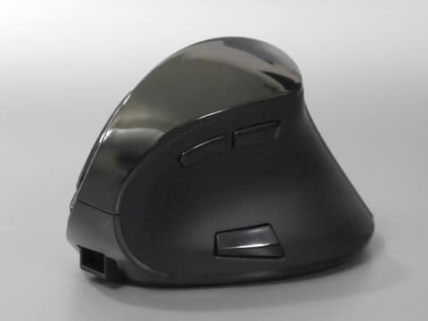 やじうまミニレビュー 本体にディスプレイを搭載 電池残量表示やボタン割り当てが行なえるエルゴマウス Pc Watch