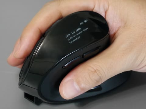 やじうまミニレビュー 本体にディスプレイを搭載 電池残量表示やボタン割り当てが行なえるエルゴマウス Pc Watch