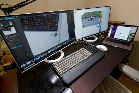 レビュー Eizo Flexscan Ev2795 で理想を超える仕事環境が ケーブル1本のデュアルディスプレイからパソコン3台の集約も すっきり シンプル フレキシブルになった筆者の仕事場を見よ Pc Watch