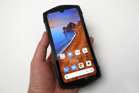 Hothotレビュー タフでip68防水 なのにデュアル画面のスマホ Uniherz Ticktock Pc Watch