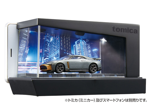 タカラトミー、トミカをライトアップして飾れるディスプレイケース