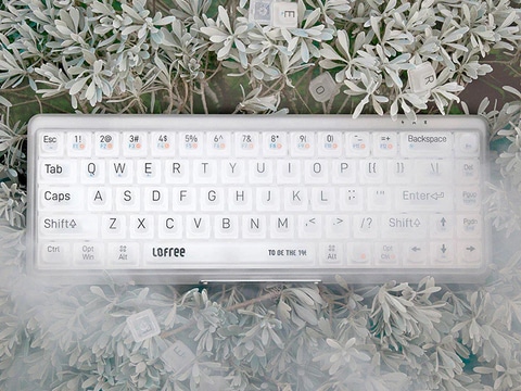 霧」のような半透明の65%メカニカルキーボード - PC Watch