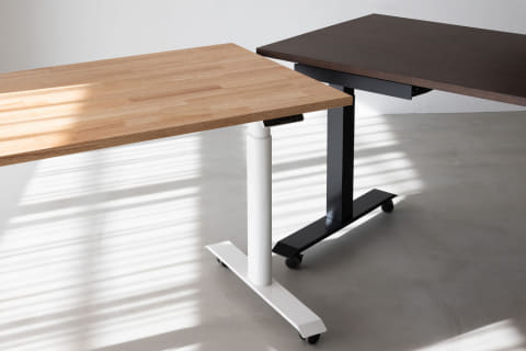幅180cmの電動式昇降デスク。天板下にノートPCなどを設置可能な拡張