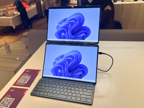 2画面見開き型の「Yoga Book 9i」と赤いアレを搭載したスマホ