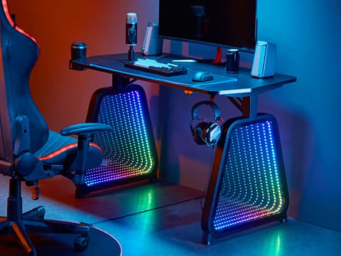 光のトンネルに見える脚”を備えたゲーミングデスク - PC Watch
