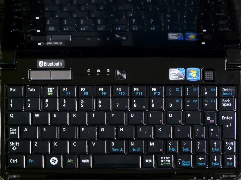 キーボードは75キー。[TAB]や[_]キーの位置などが変則的。キータッチは悪くない