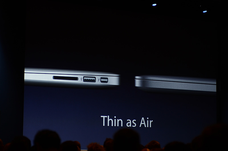 MacBook Airとほぼ同じ厚さになった