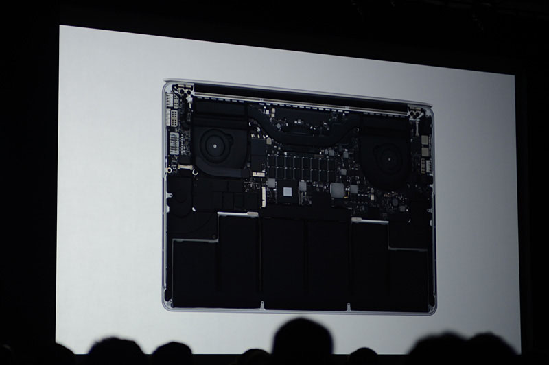 本体の内部構造。Air同様にバッテリの占める割合が大きい。メモリは直付けのようで、最大容量の16GB化にはBTOが必要と思われる