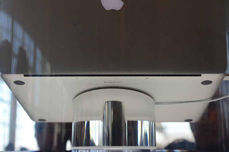 本体背面にある排気用のスリット