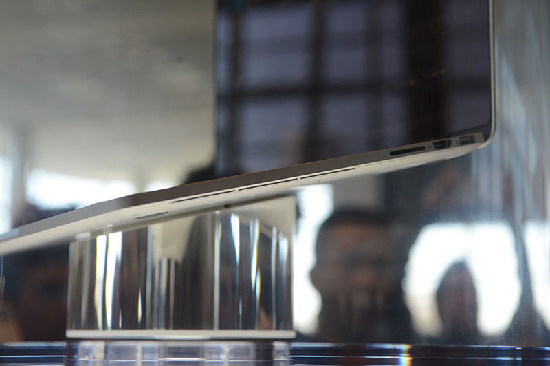 テーパー部分を利用し、上部からは見えないかたちで用意されている吸気用のスリット。両側面に配置されている