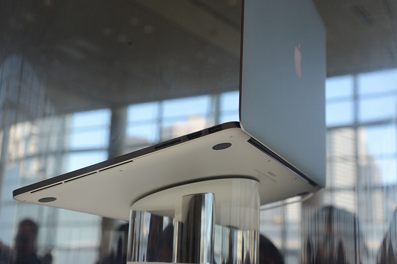 4つのゴム足はついているが極めて薄いタイプ。エアフローよりも滑り止めの意味合いが強いものと想像される。向かって左側面に集中していた各種インターフェイスの配置は、Airと同様に左右に振り分けられた。向かって左側面には、薄く再設計されたMagSafe2電源コネクタ、Thunderbolt×2、USB 3.0、ヘッドフォンジャックが搭載される。右側面にはUSB 3.0、標準サイズのHDMI、SDXC対応カードスロットが用意される