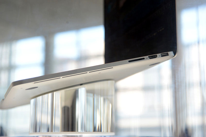 側面のスリットと各種インターフェイスの配置はこのような位置関係になっている