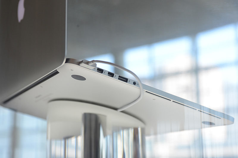 向かって左側面のインターフェイス。薄く再設計されたMagSafe2電源コネクタと、Thunderboltが2基、USB 3.0、そしてヘッドフォンジャック