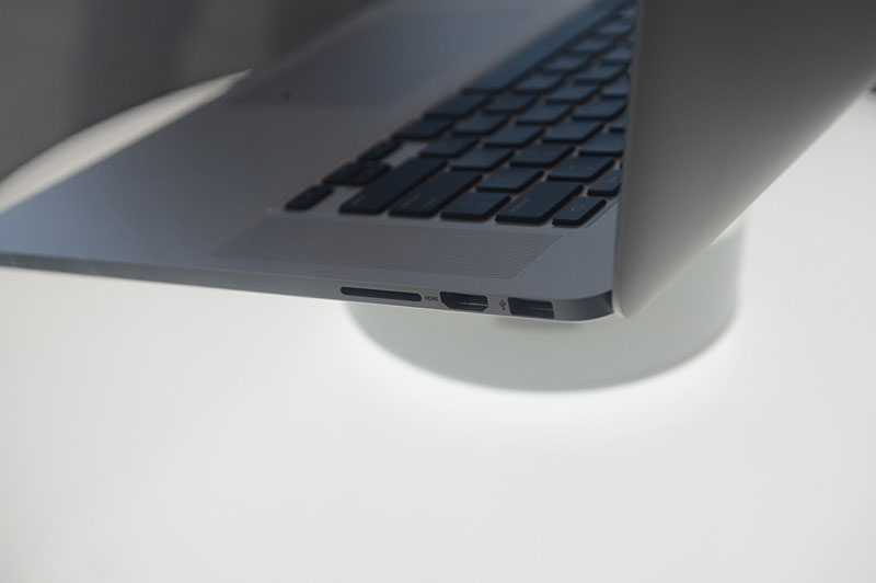 向かって右側面のインターフェイス。USB 3.0、HDMI、SDカードスロット(SDXC対応)