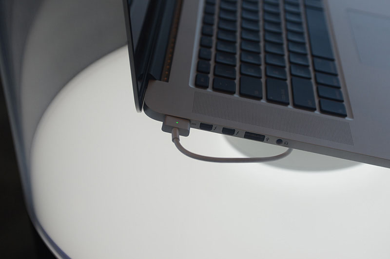 やや上からみた左側面の様子。本体の小型化でスピーカーのあるパンチング部分がやや狭くなった