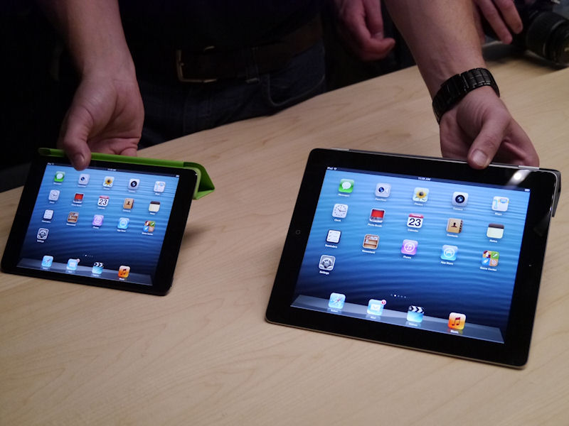 iPad mini(左)と第4世代iPad