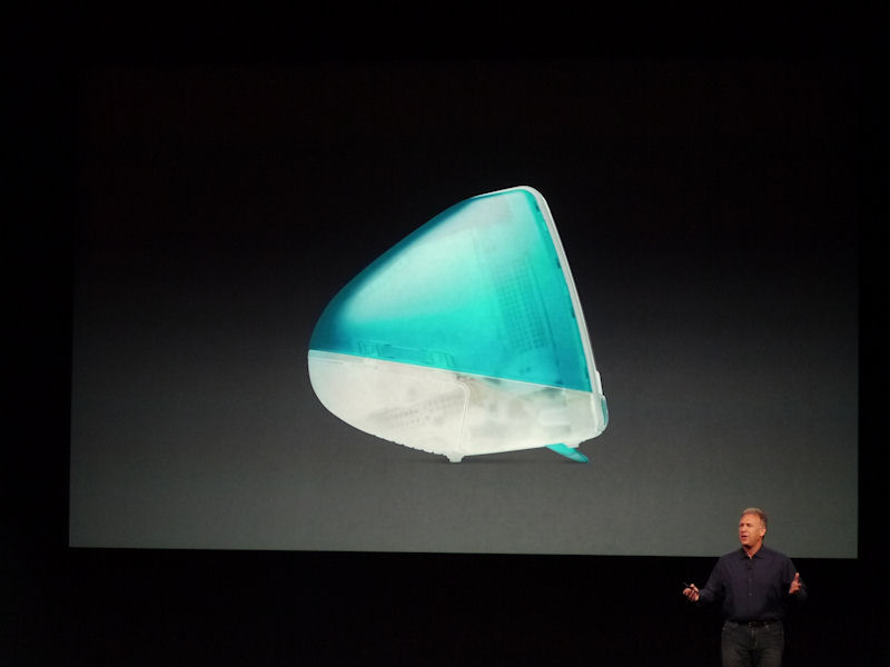 初代iMacのデザインをみせながら進化を説明